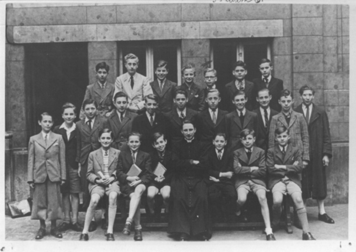 Classe de l'Institut Saint-Louis avec l'abbé Dechamps