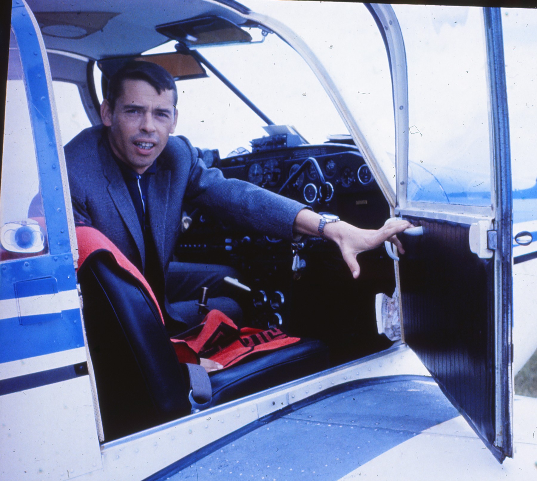 Jacques Brel aux commandes de son avion