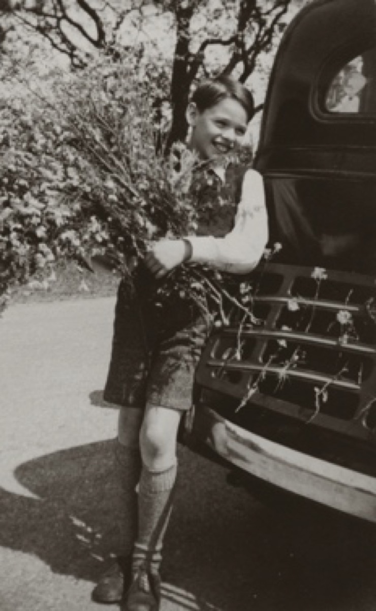 Jacky enfant, un bouquet à la main